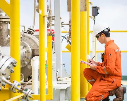 Técnico inspeccionando equipo industrial